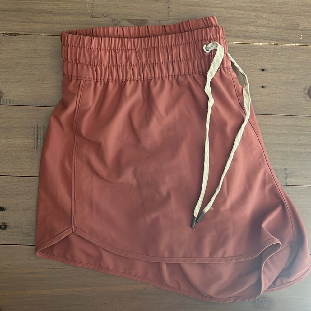 Vuori Women’s Clementine Shorts; size M